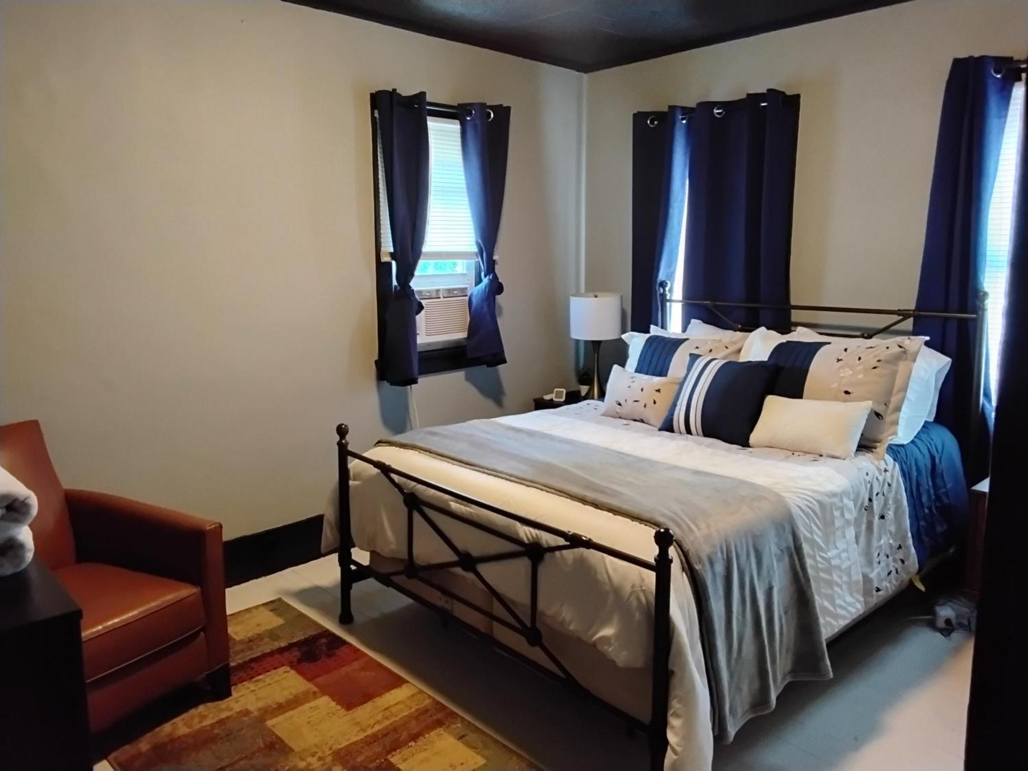 Stylish, Penn State-themed Historic Getaway 2 Blocks From Waterfront Apartment Bellefonte