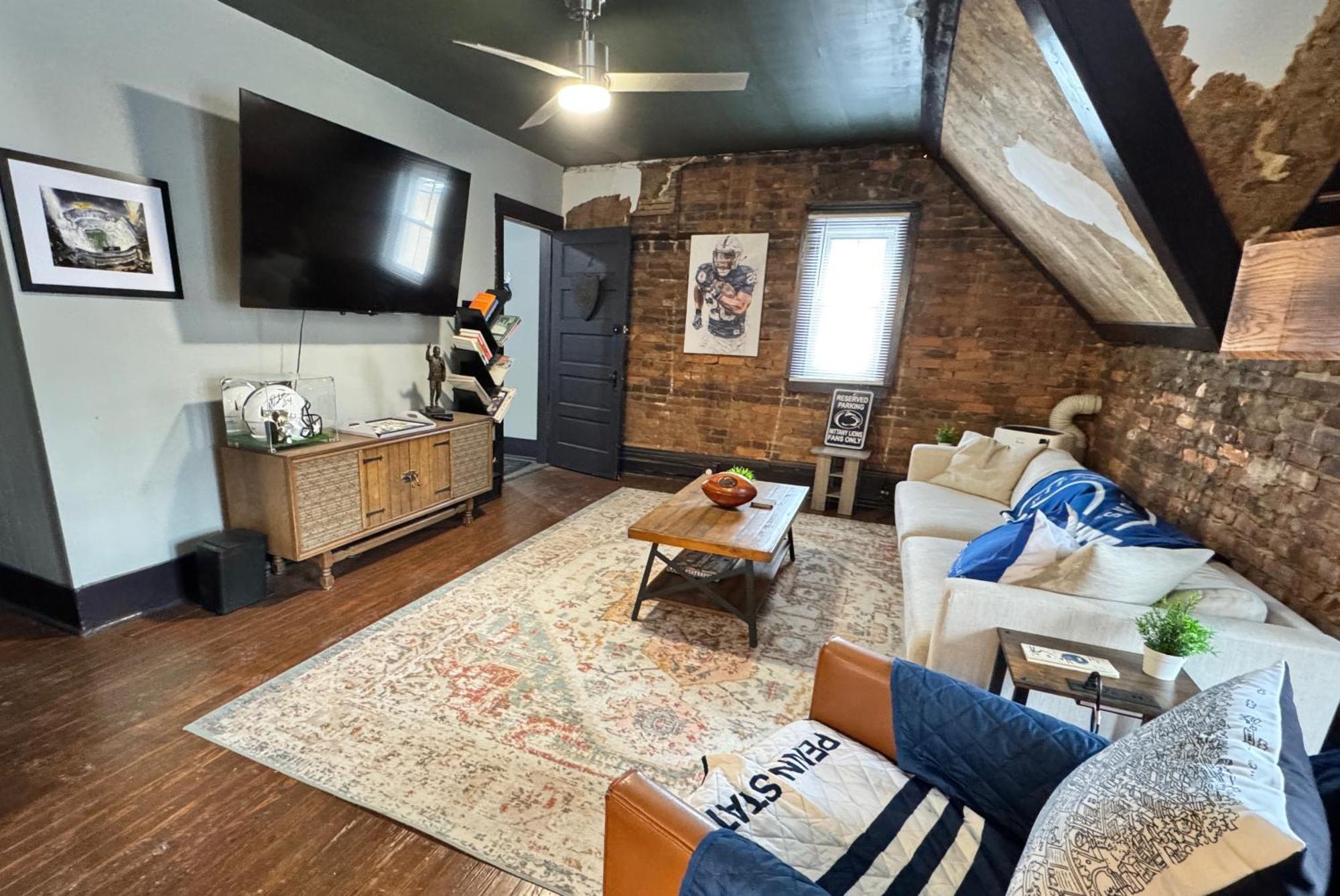 Apartment Stylish, Penn State-themed Historic Getaway 2 Blocks From Waterfront Bellefonte